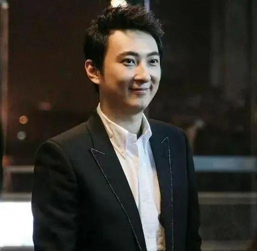 彭冠英蔡文静娱乐吃瓜,甜蜜互动引网友热议